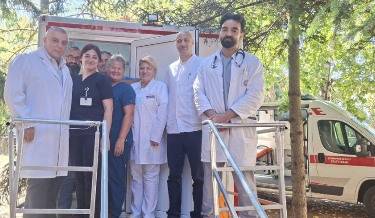 Veliko interesovanje Šumadinaca za preglede u mobilnoj ambulanti UKC Kragujevac: Meštani sve češće traže pomoć lekara na terenu